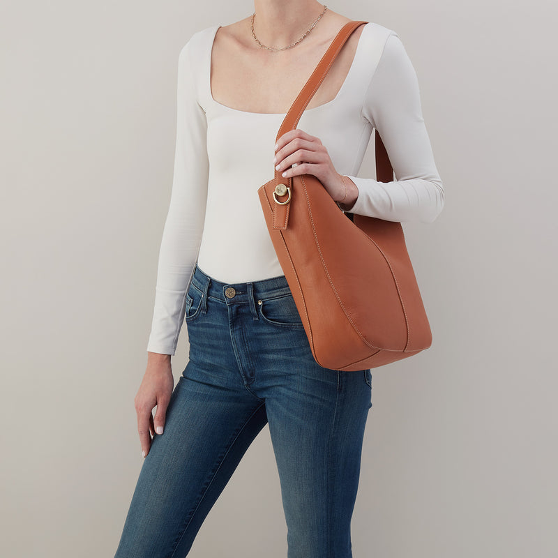 Camden Shoulder Bag In Smooth Leather - Burnished Caramel