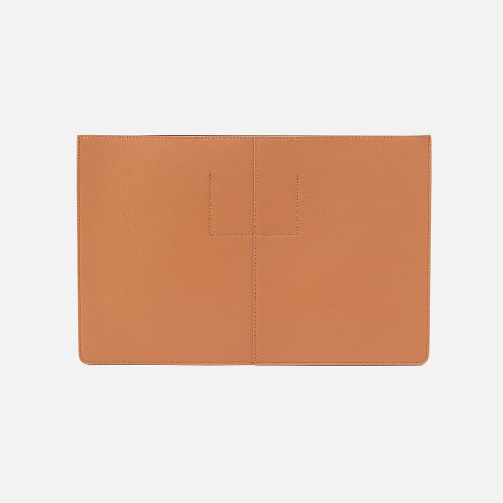 Vida Large Laptop Sleeve In Micro Pebbled Leather - Biscuit