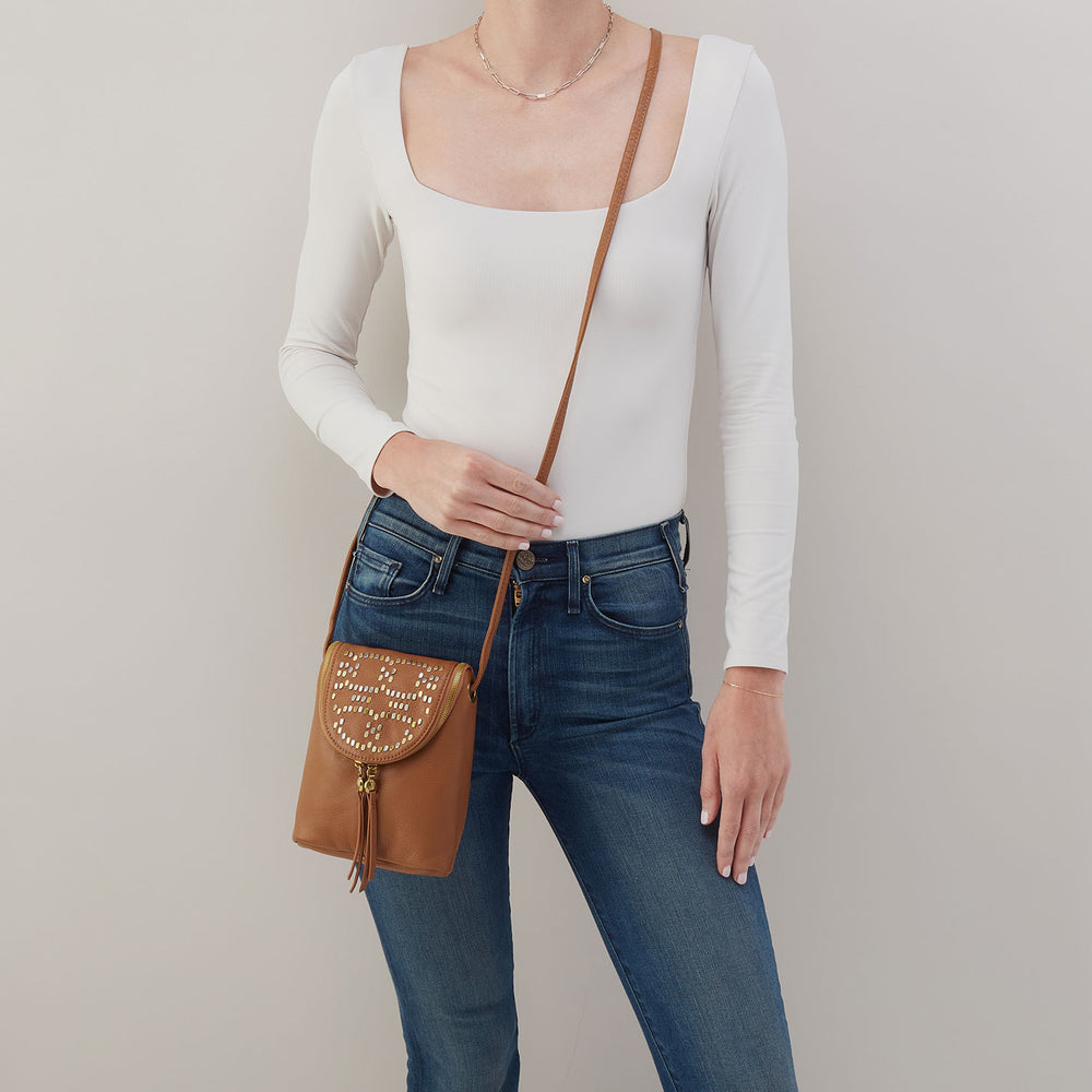 Fern Crossbody In Pebbled Leather - Warm Honey