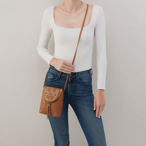 Fern Crossbody In Pebbled Leather - Warm Honey