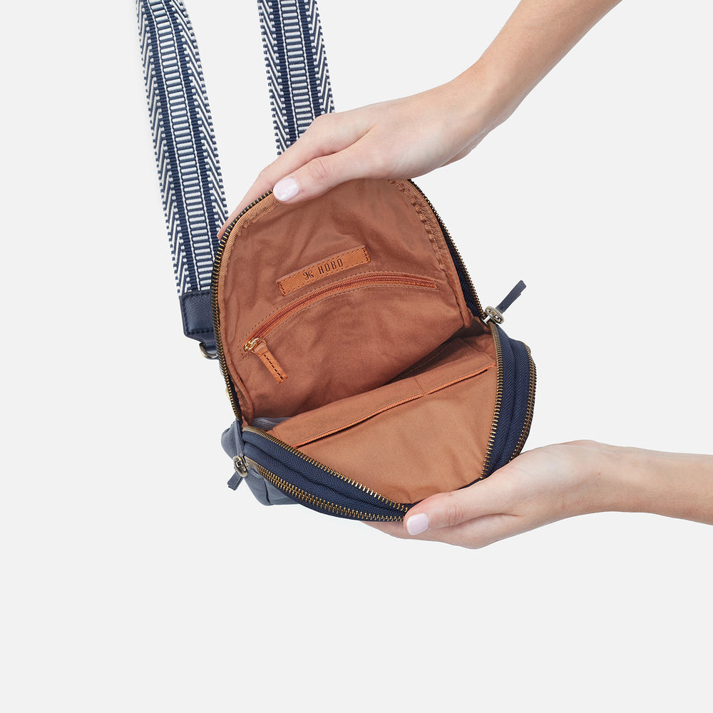 Cass Sling In Pebbled Leather - Sapphire