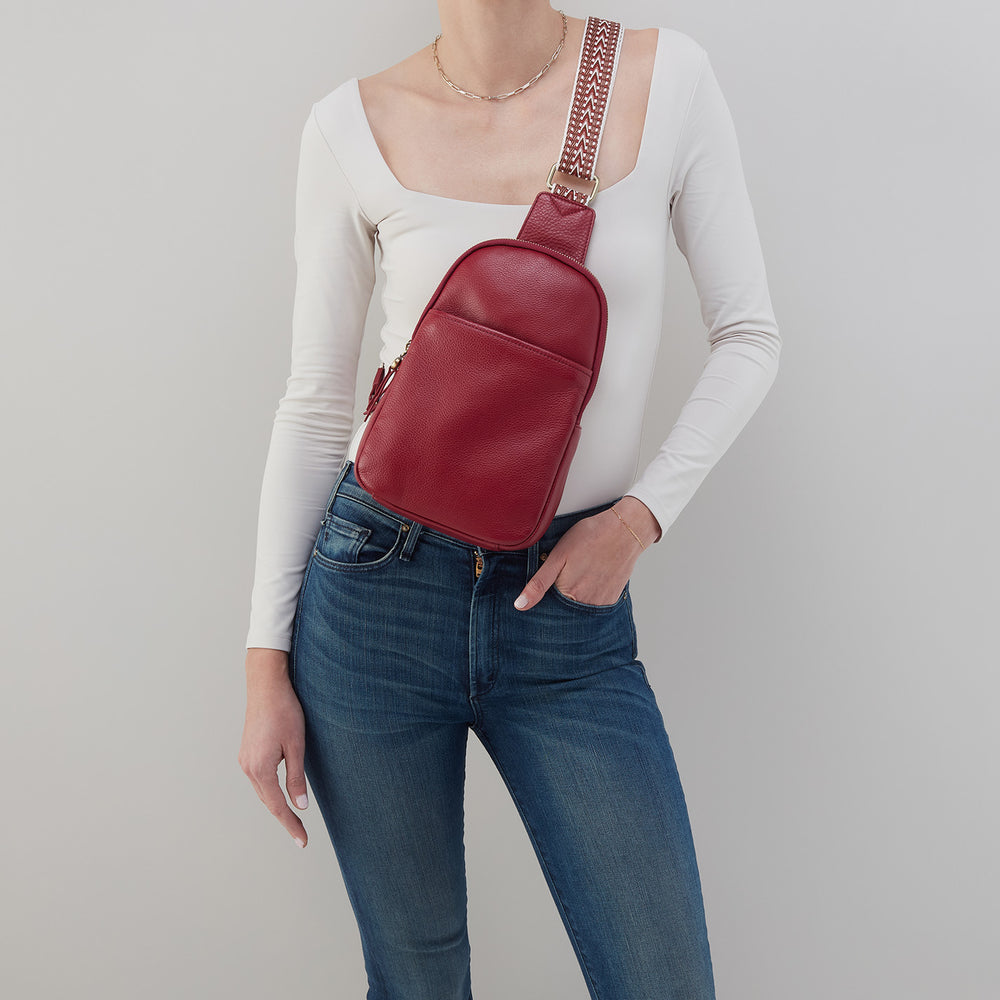 Cass Sling In Pebbled Leather - Wine