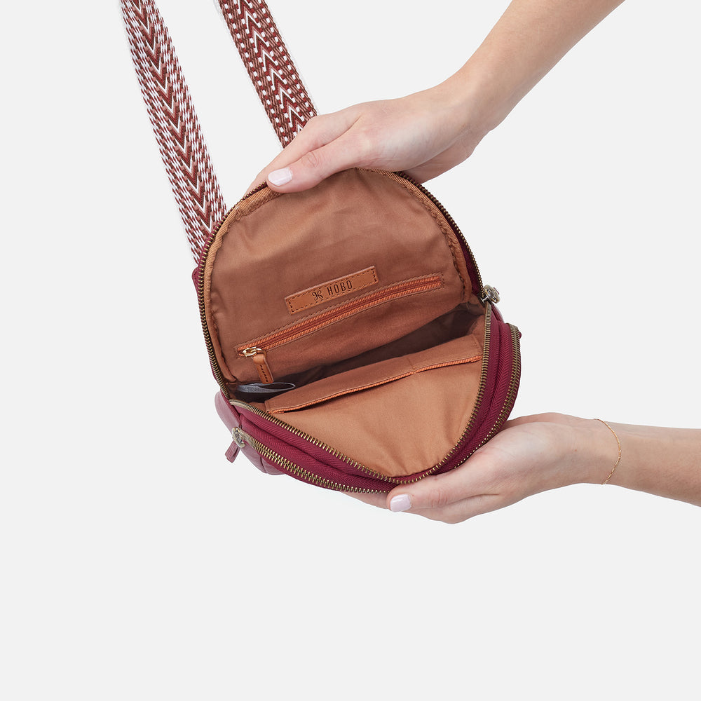 Cass Sling In Pebbled Leather - Wine