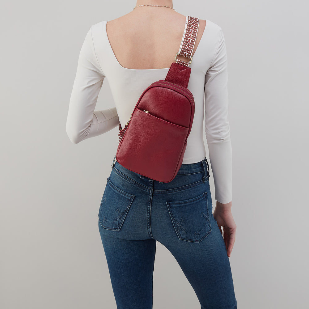 Cass Sling In Pebbled Leather - Wine