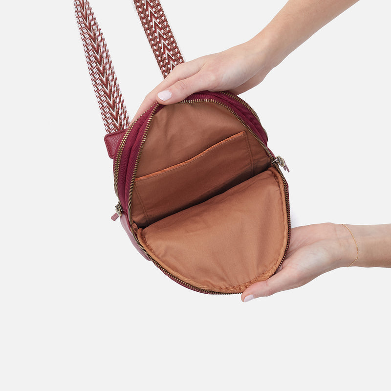 Cass Sling In Pebbled Leather - Wine