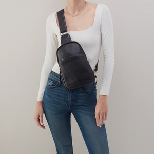 Cass Sling In Pebbled Leather - Black