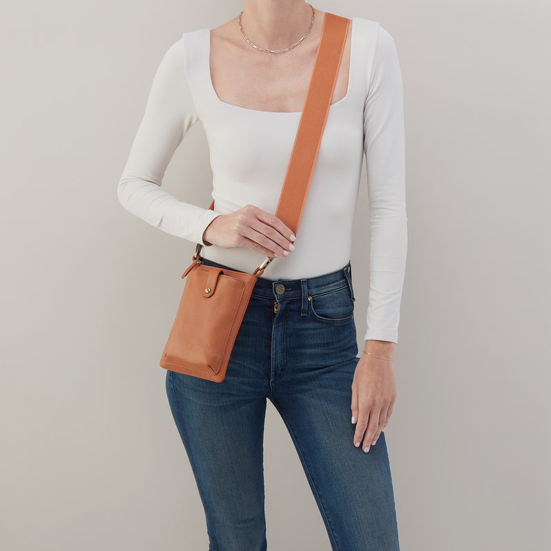 Cass Phone Crossbody In Pebbled Leather - Butterscotch