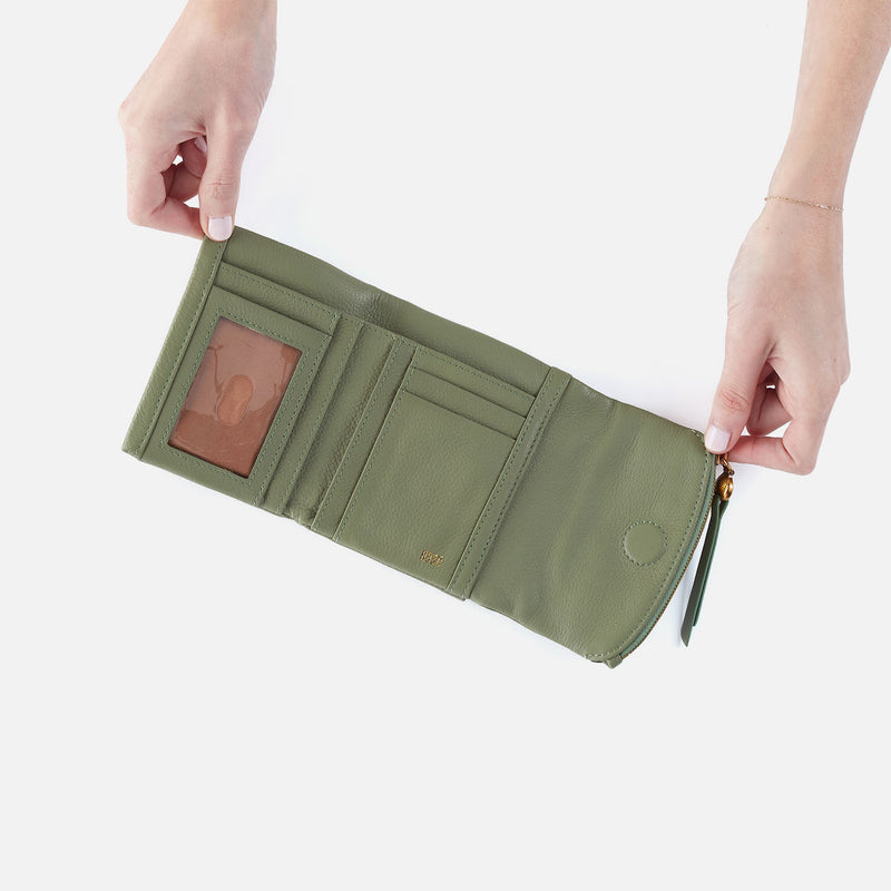 Fern Medium Trifold Wallet In Pebbled Leather - Watercress