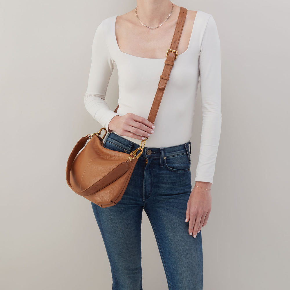 Advance Shoulder Bag In Pebbled Leather - Warm Honey