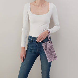 Vida Wristlet In Metallic Leather - Blush Crackle