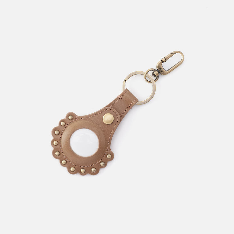 Scalloped Key Fob In Polished Leather - Cashmere