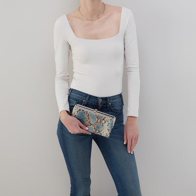 Lauren Clutch-Wallet In Printed Leather - Blue Tempest