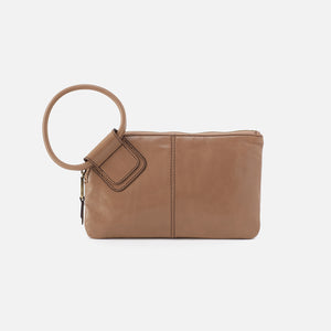 Sable Wristlet In Polished Leather - Cashmere