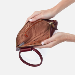 Sable Wristlet In Polished Leather - Winterberry