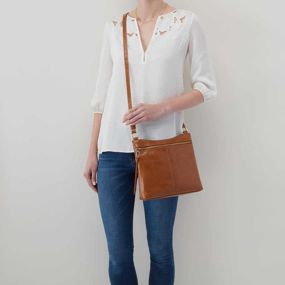 Cambel Crossbody In Polished Leather - Light Grey