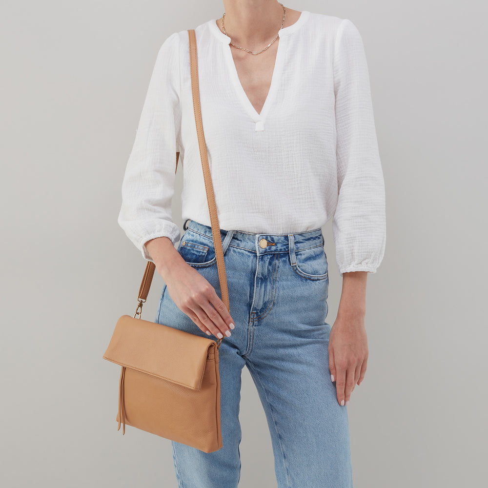 Draft Crossbody in Pebbled Leather - Sandstorm