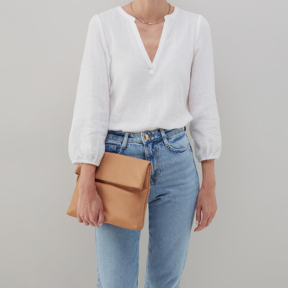 Draft Crossbody in Pebbled Leather - Sandstorm